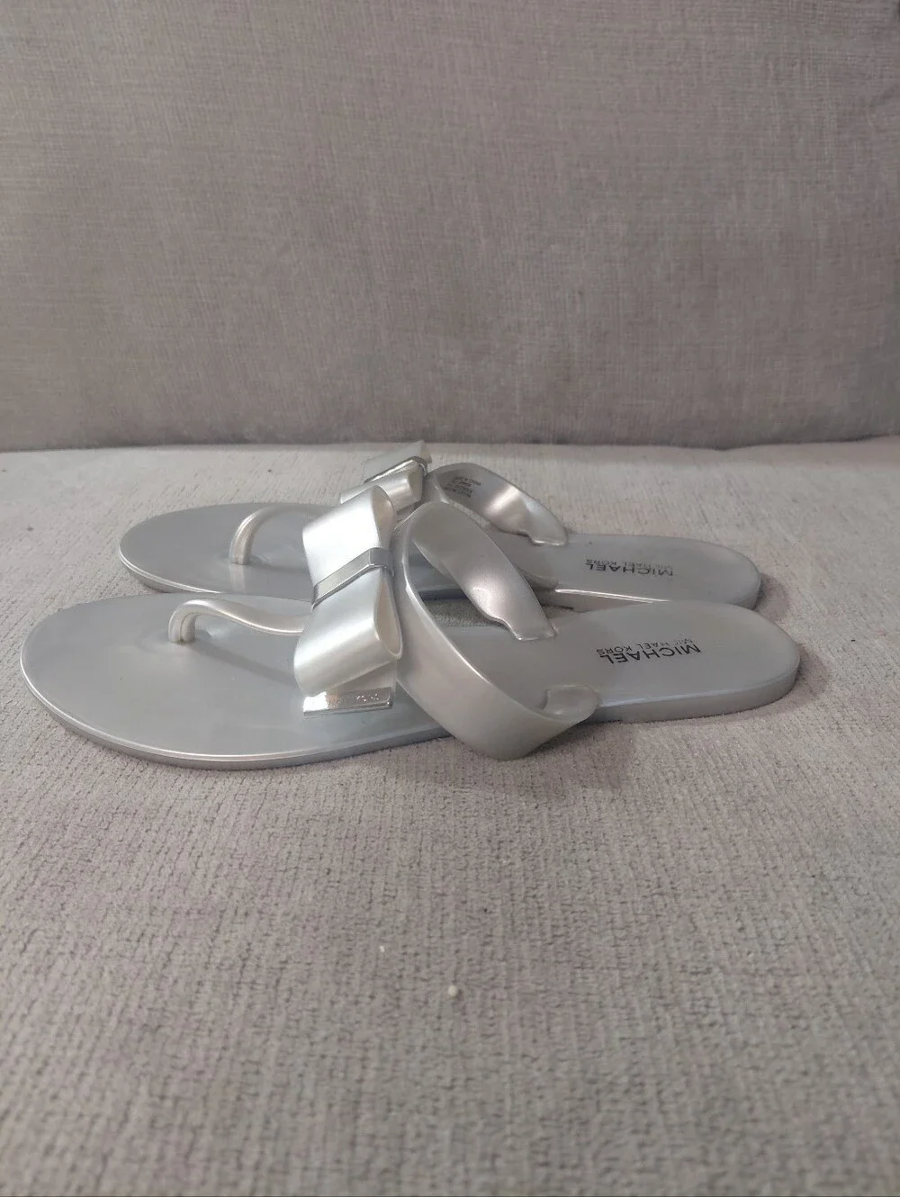 Michael Kors Metallic Silver Bow Jelly Sandals Size 7